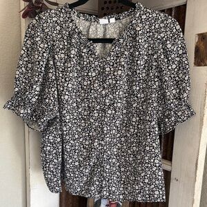 Gap Black and White Floral V-Neck Puff Sleeve Top